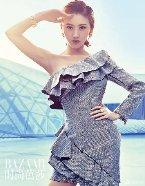 景甜登时尚芭莎冷艳演绎未来感大片