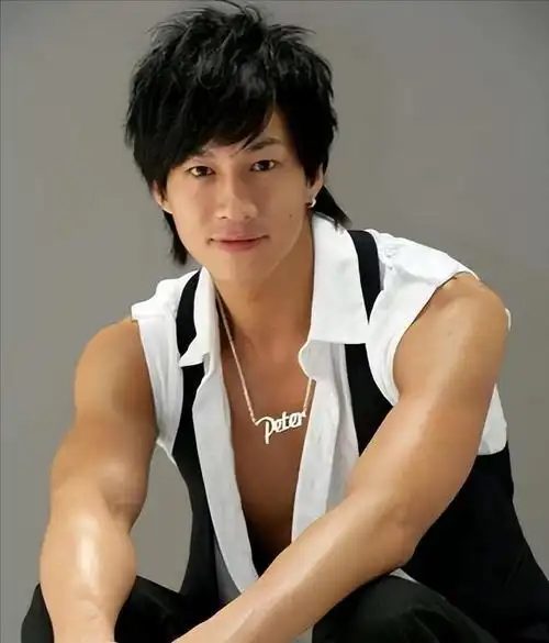 多年前,众多女孩儿心目中的男神何润东,曾三次向孙俪表白遭拒绝