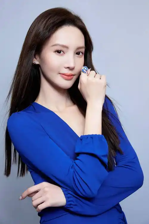 金晨蓝色v领连衣裙性感写真_造型_整体_高跟鞋