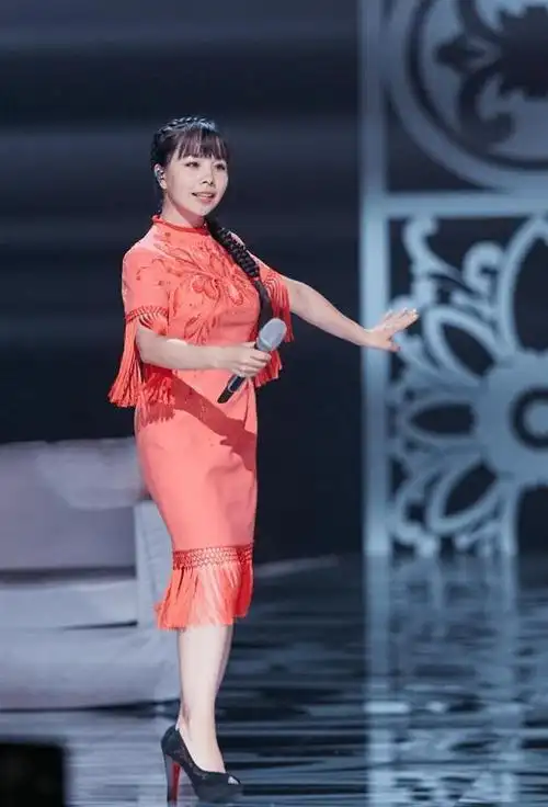 嫁到农村后,虽然生活相对简朴,但王二妮却获得了前所未有的安宁与幸福