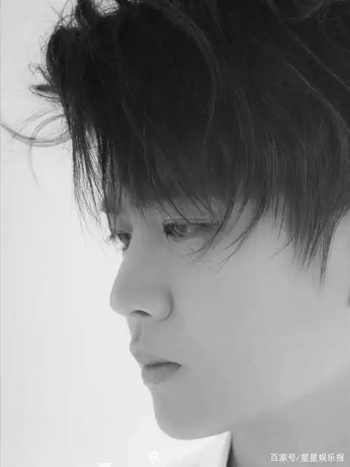 任嘉伦九号摩登封面出炉,网友:侧颜真的长在我审美上了