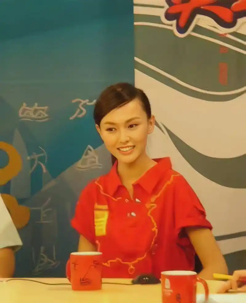 唐嫣也是张艺谋选中的演员,是18年前的事,她被选为奥运宝贝.