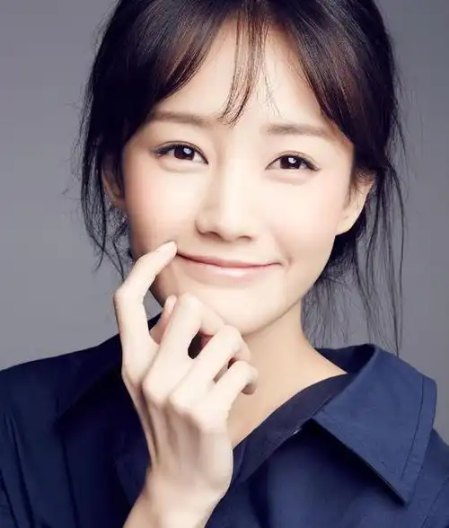 李一桐是中国知名女演员,近日她因为在飞机上的一些行为引起了广泛的