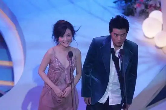 图文:金鸡百花电影节闭幕-任泉李小璐表情搞怪