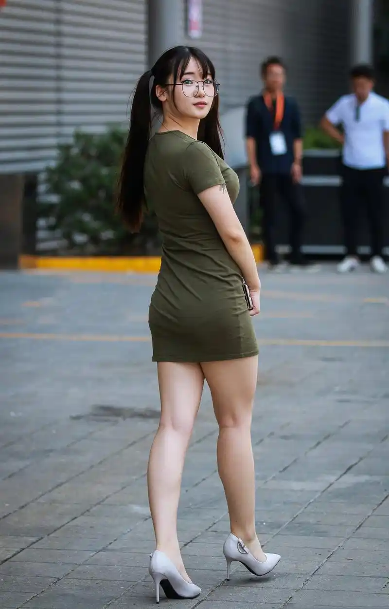 街拍:丰满美女白皙美腿性感,这样的女朋友你喜欢么?