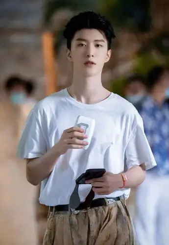 范丞丞用白t恤尝试各种搭配,酷潮又有型,就喜欢这种干净清爽