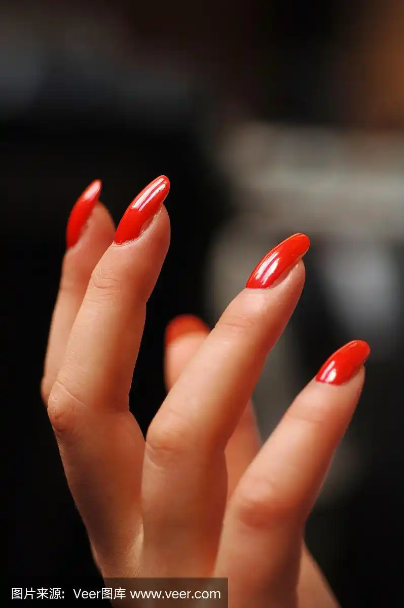 涂了红色指甲油的女人的手