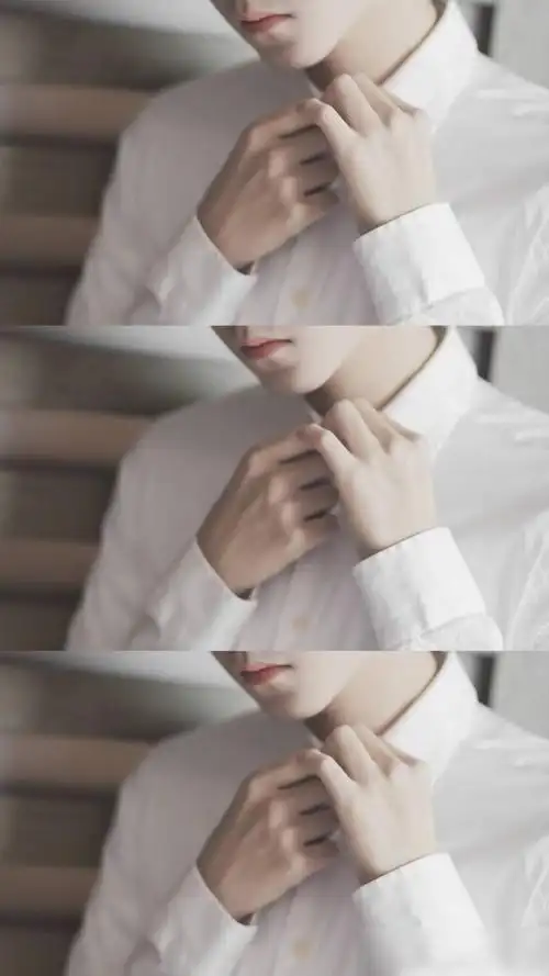 照片中王俊凯的手,手指修长,骨节分明,双手白嫩,是一双只要女孩子看过