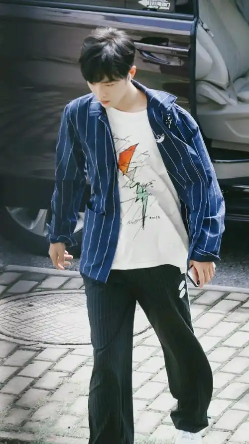 肖战劈叉式走路,帅哥腿长任性啊!