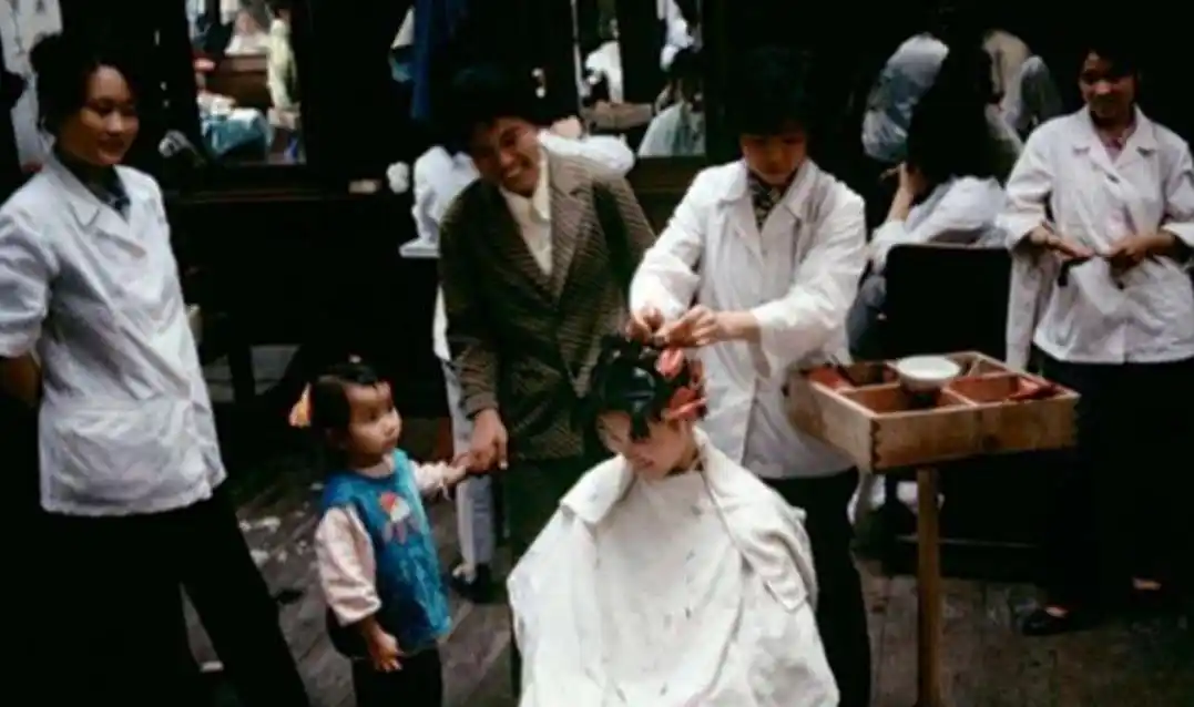 80年代老照片:街上的美女穿着时尚,犯人被五花大绑串成一串