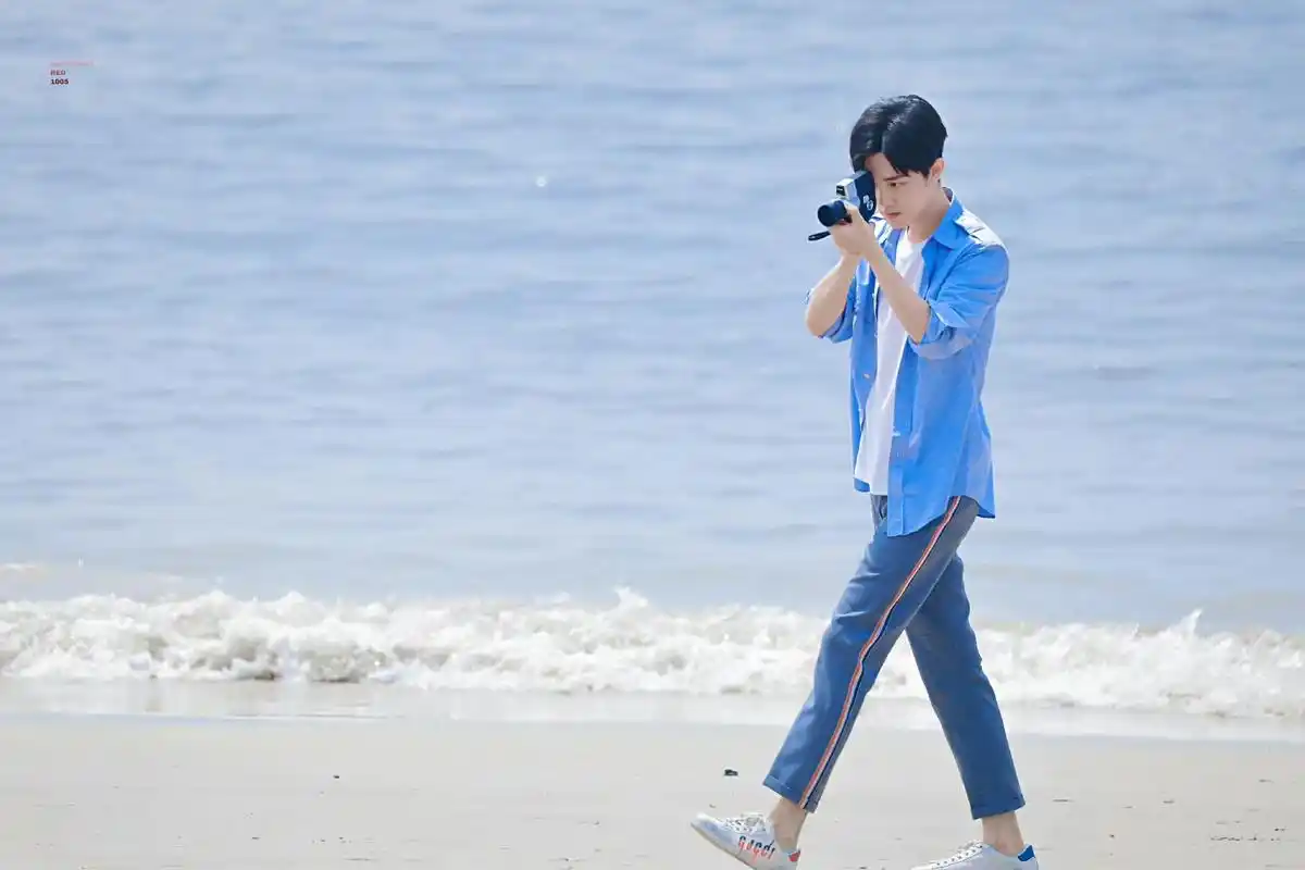 大帅哥肖战阳光帅气海边照