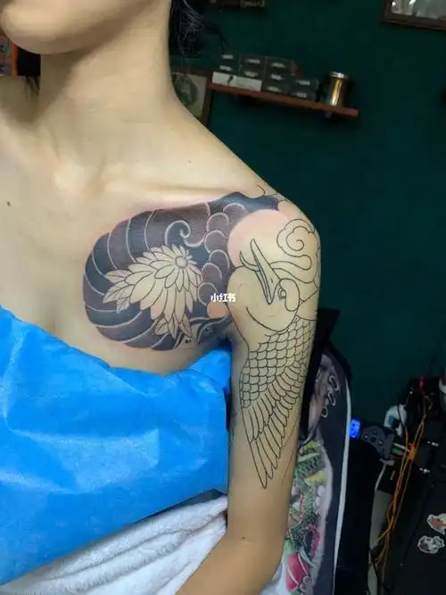 老传统女 半甲 仙鹤题材雾面进度#武定纹身  #老传统半甲  #老传统