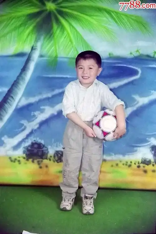 抱球的小男孩02【135彩色老底片】