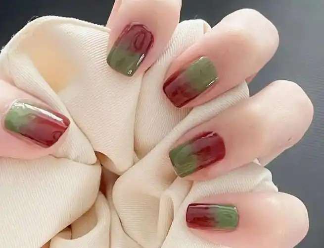 2021新款式显白红绿色鸳鸯拼接渐变美甲