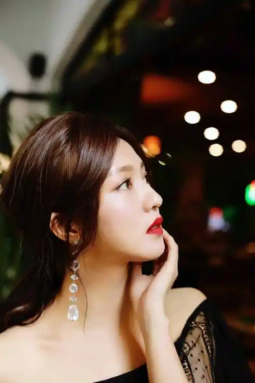 傅晶写真曝光 轻纱摇曳黑白不设限