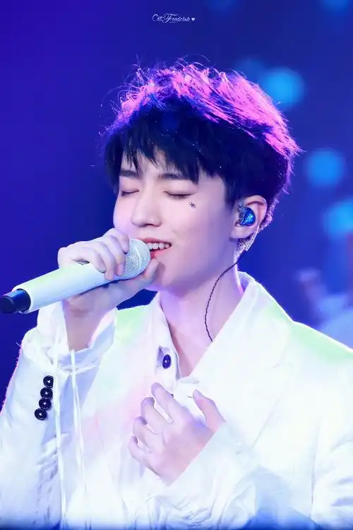 王俊凯只有你时,给你蓝海. cr.