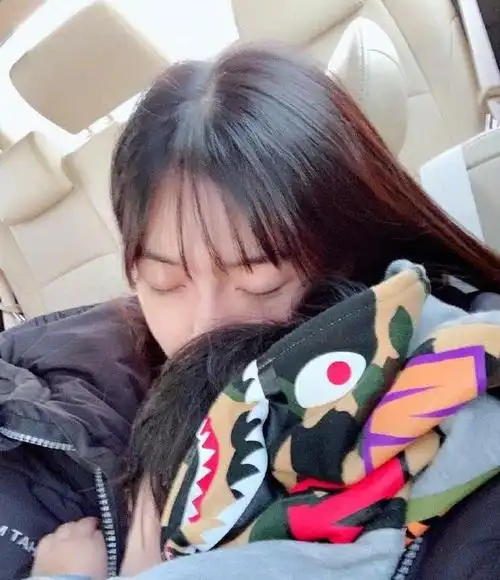 baby首晒儿子近照用大衣完全包裹儿子小海绵长大了