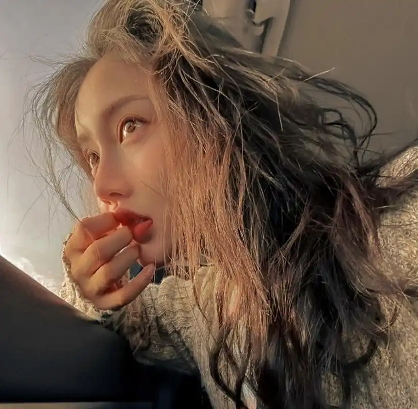 清纯甜美,娇嗔欲滴的#姜贞羽# 容颜秀美,可爱迷人,少女感十足.