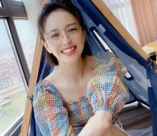 戴眼镜的女孩图片(佟丽娅状态真不错) - 赤虎壹号