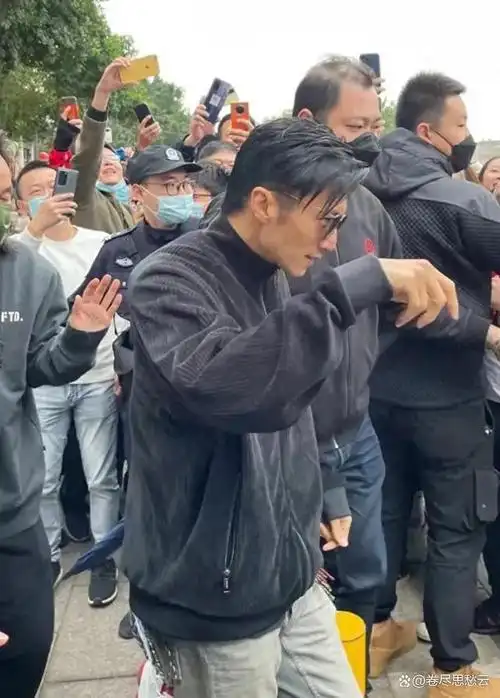 谢霆锋生图曝光吸引众人,本人帅气无敌,只是个子稍矮!