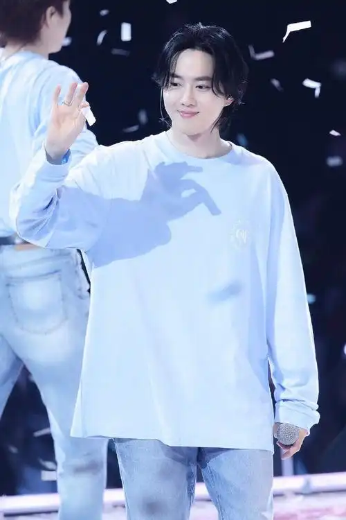 金俊勉珍贵且唯一##金俊勉帅气满分#  240414 exo十二周年见面会