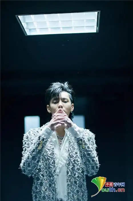 吴亦凡戴"龙"项链 高冷帅气眼神冷峻