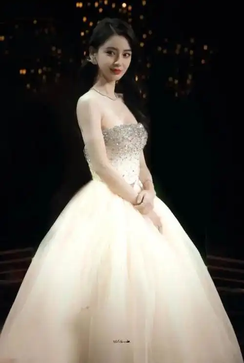 在参与重要活动的时候穿,比如这次的微博之夜活动,杨颖就穿