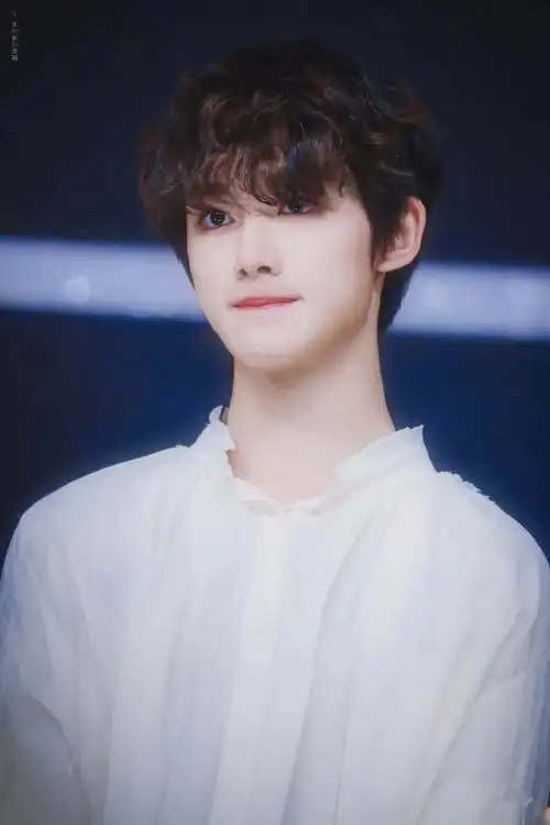 豆姐安利 [心]#丁程鑫# 又看到一个把白色穿出不同魅力的小哥哥,或是