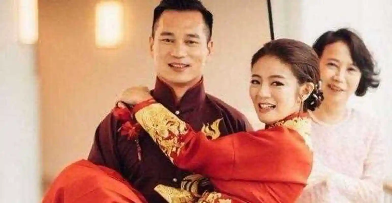 安以轩跟她老公陈荣炼真的门当户对,谁也不占谁的便宜.[?