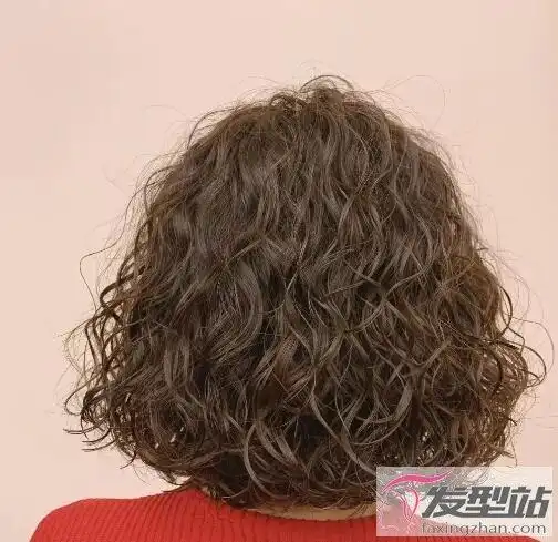 女生短发小卷满头烫发型最潮烫卷发时髦洋气太有范