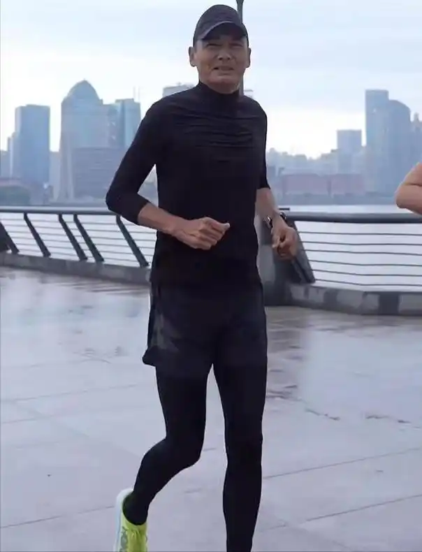 68岁周润发近照看着心酸手臂皮包骨全是疙瘩晚年患糖尿病