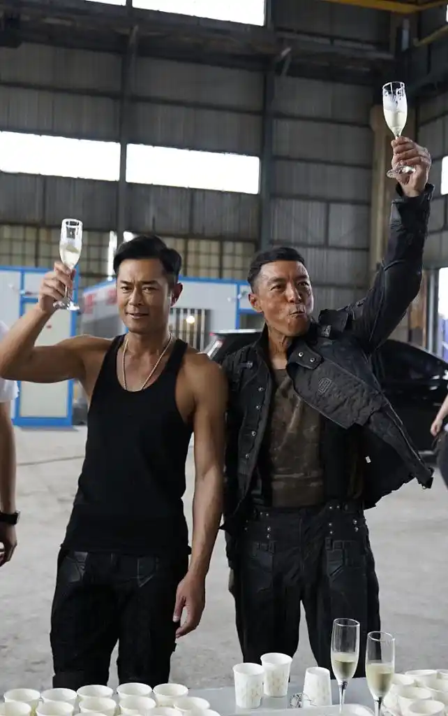 组图:古天乐新片内地杀青 脱上衣秀黝黑肌肉_高清图集_新浪网