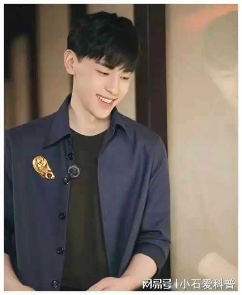 邓伦超级超级阳光帅气迷人十足的,为人随和善良的男人!