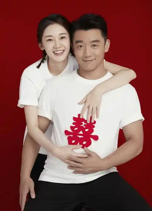 苗苗近况首露面晒与郑恺同游照片一家三口首次同框