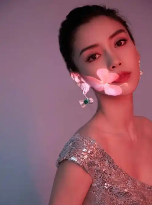 baby穿雾色流星裙仙气十足 ,深v造型秀时尚身材