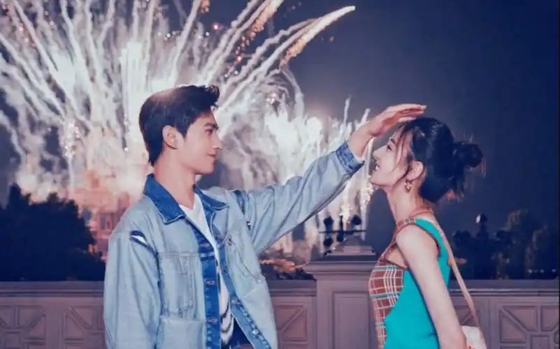 杨洋迪丽热巴目光之所及都是你烟花再绚烂也没对象好看