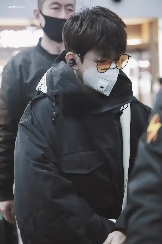 王源现身北京机场飞往波士顿墨镜口罩防范齐全