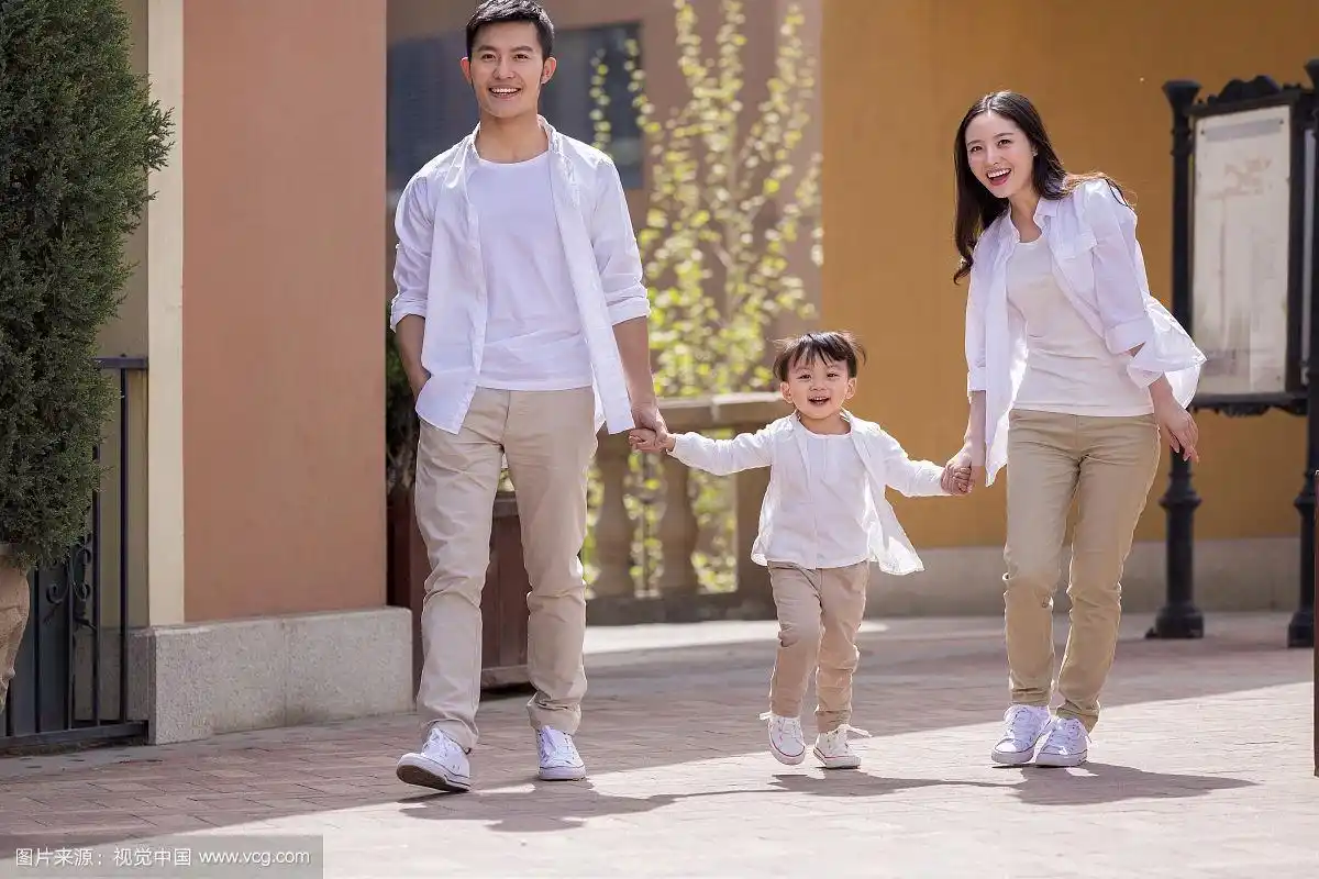 幸福的一家三口在散步