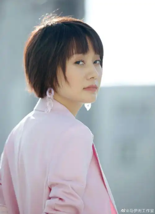 马伊琍街角随拍状态#马伊琍街角随拍状态,笑眼虎牙之神,还是我记忆中