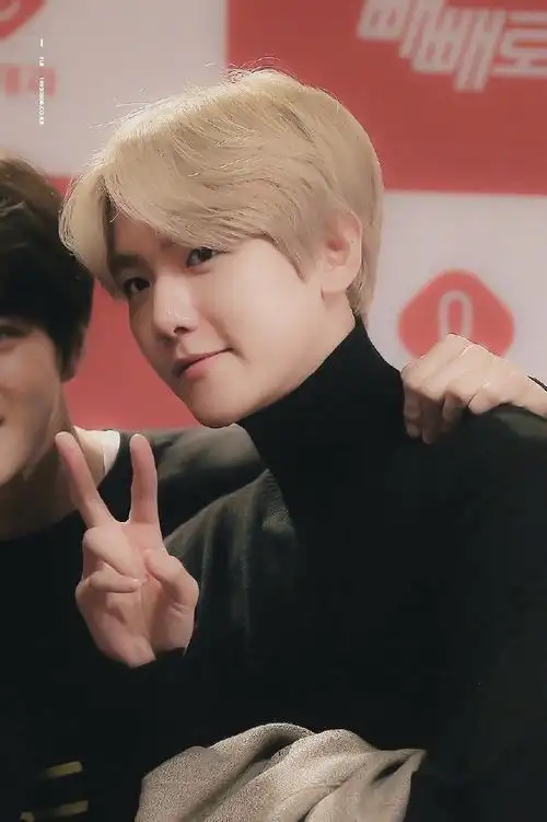 伯贤正脸训练照#终于来了寸头正脸照,还比了半永久的剪刀手不过话说