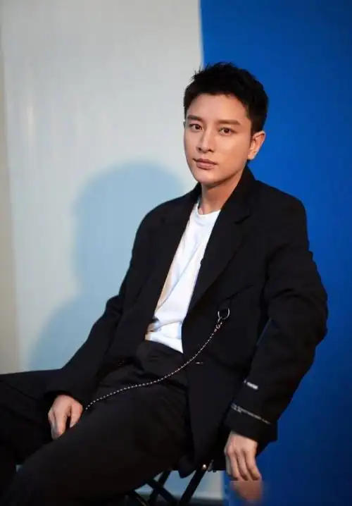 贾乃亮官宣离婚发型衣品也从卑微暖男蜕变硬汉够爷们