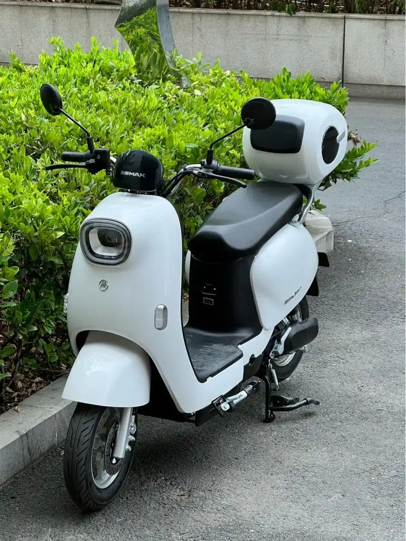 爱玛电动车 使用1个月感受 01家里2个电动车都是雅迪的,我自己之前