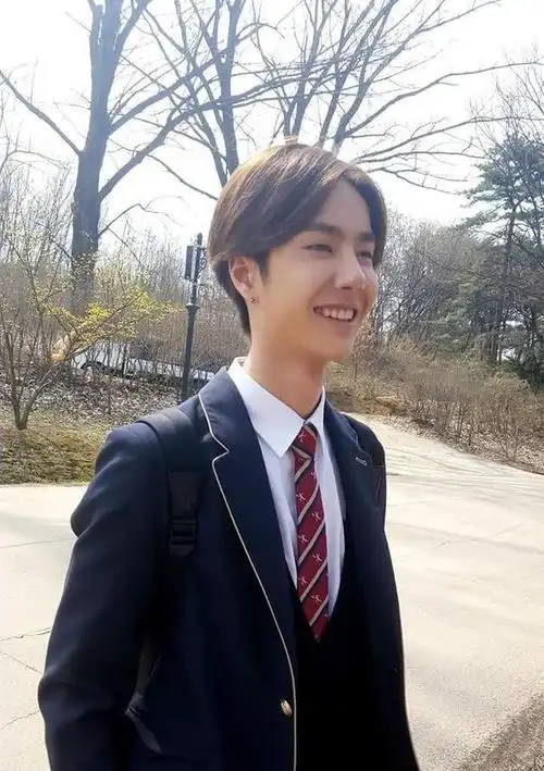 王一博早前节目照,穿黑色英伦风西装校服,中分发型,最帅校草!