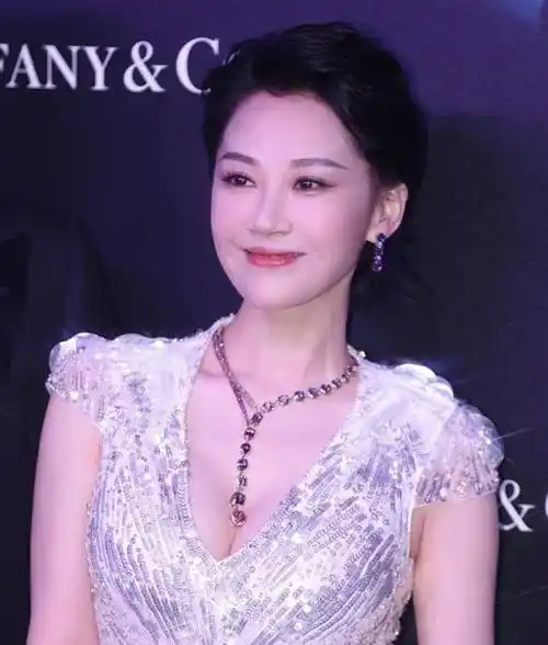 52岁许晴戴名贵珠宝露面,身材发福却变得更迷人,生图堪称零瑕疵_照片