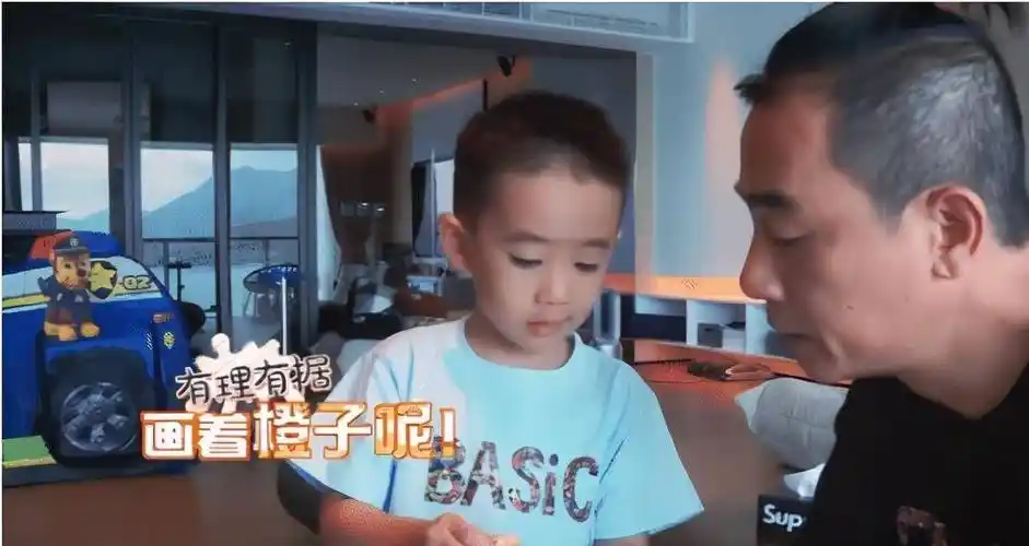 山鸡哥陈小春晒香港豪宅房子面积非常大装修至少几百万