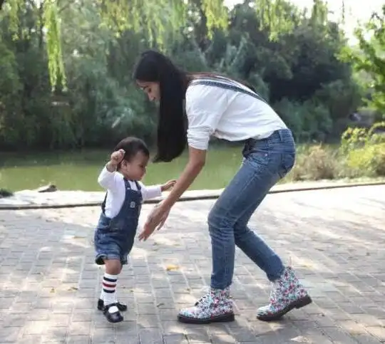 黄晓明儿子小海绵近照曝光,和杨颖互动学走路很萌!网友:超帅!