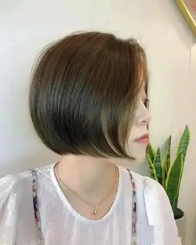 短发的有个弯弯的弧形,两耳处的头发修剪出尖尖的弧度出来,这样的短发