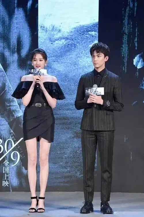 男明星跟关晓彤同框暴露真实身高?檀健次穿高跟鞋,张一山垫木板