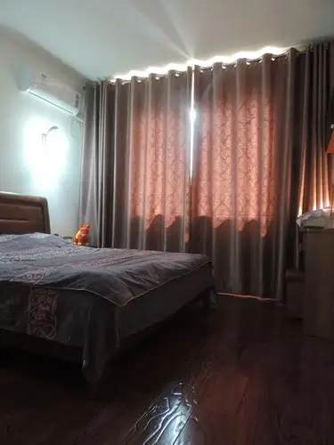 华丽而端庄的卧室.