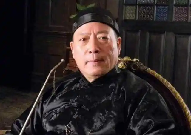 黄金荣让人去银行取钱,最终拖垮对方成新东家,多年后成扫地小弟-北京